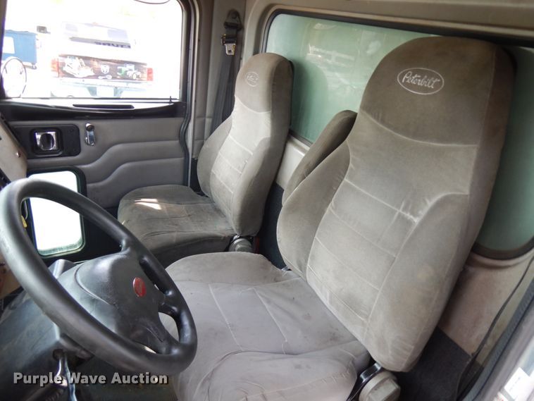 image for item IT9435 2006 Peterbilt 335  box truck