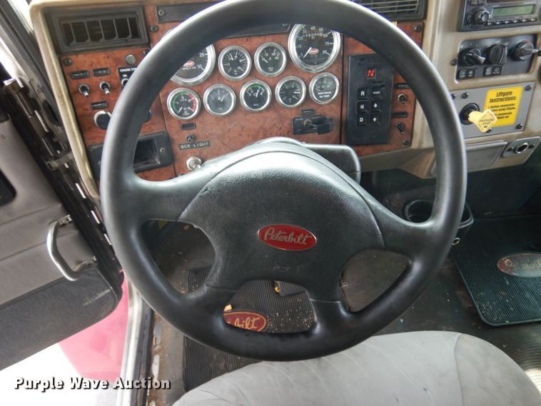 image for item IT9435 2006 Peterbilt 335  box truck