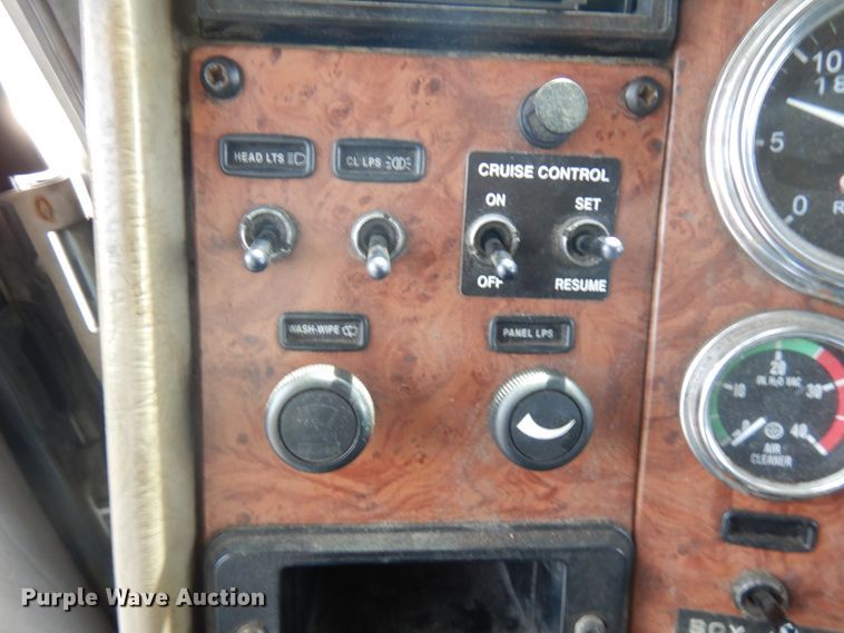 image for item IT9435 2006 Peterbilt 335  box truck