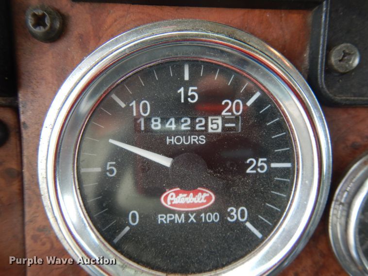 image for item IT9435 2006 Peterbilt 335  box truck