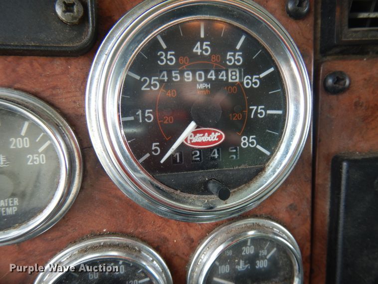 image for item IT9435 2006 Peterbilt 335  box truck