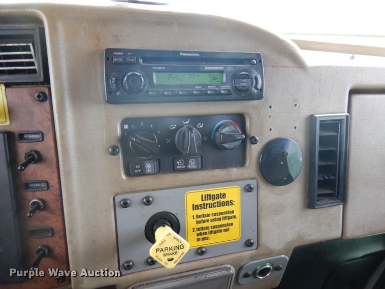 image for item IT9435 2006 Peterbilt 335  box truck