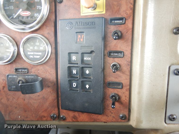 image for item IT9435 2006 Peterbilt 335  box truck