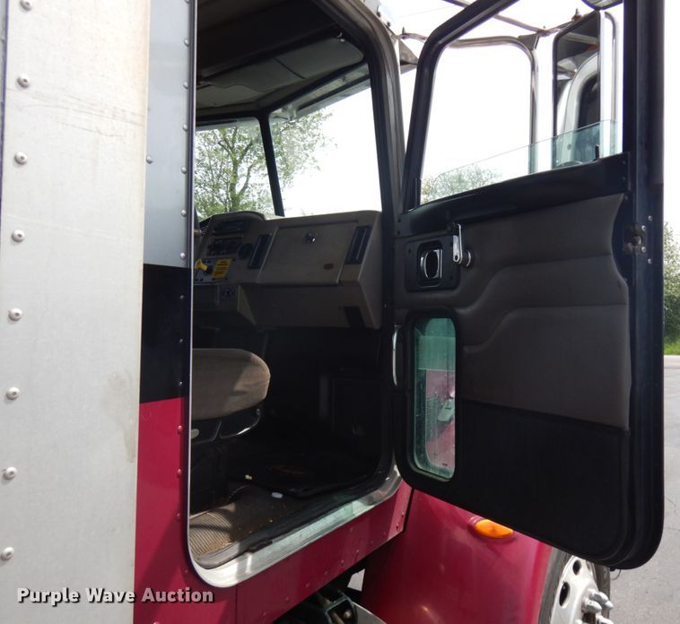 image for item IT9435 2006 Peterbilt 335  box truck