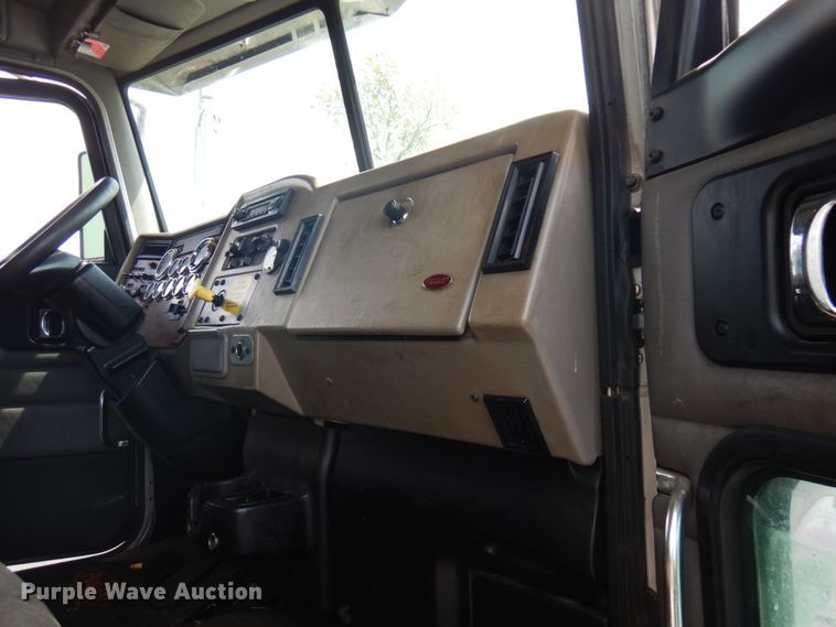 image for item IT9435 2006 Peterbilt 335  box truck