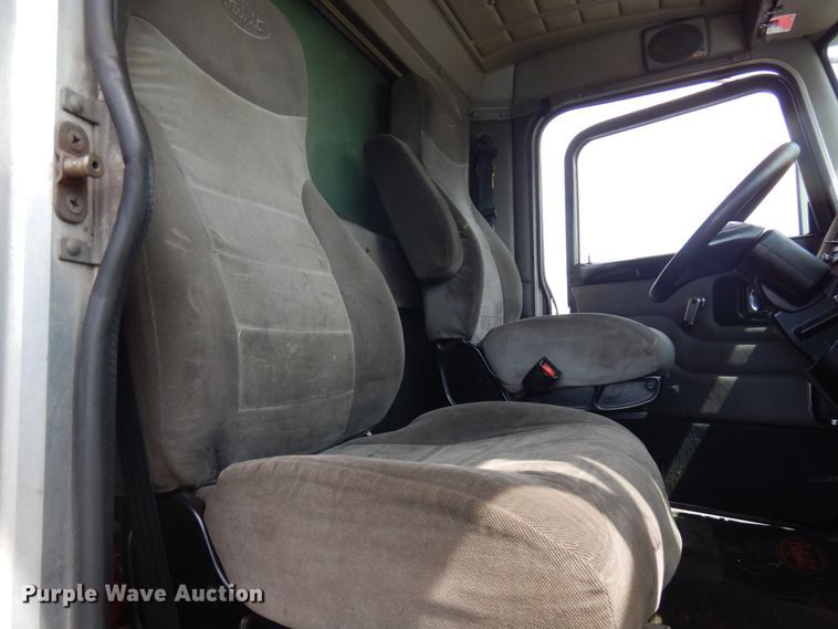 image for item IT9435 2006 Peterbilt 335  box truck