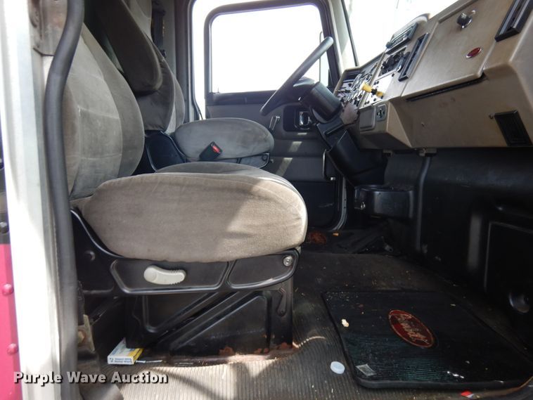 image for item IT9435 2006 Peterbilt 335  box truck