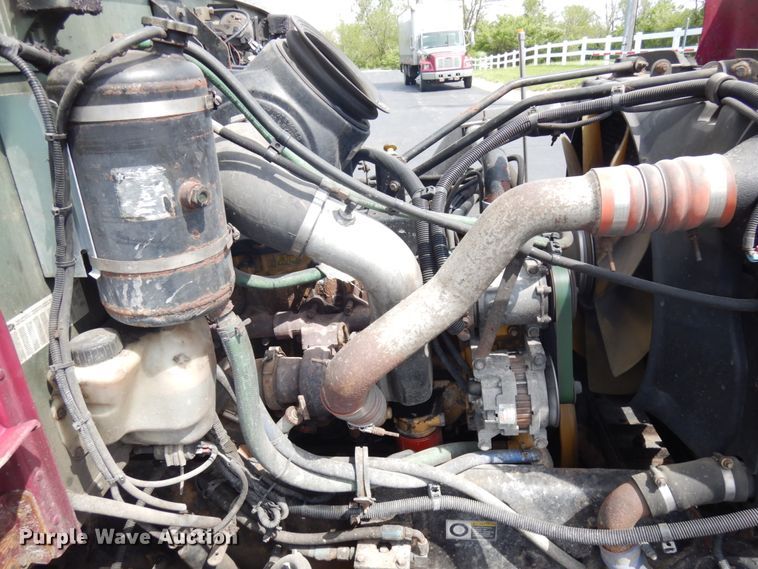 image for item IT9435 2006 Peterbilt 335  box truck