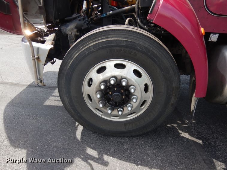 image for item IT9435 2006 Peterbilt 335  box truck