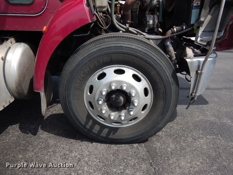 image for item IT9435 2006 Peterbilt 335  box truck