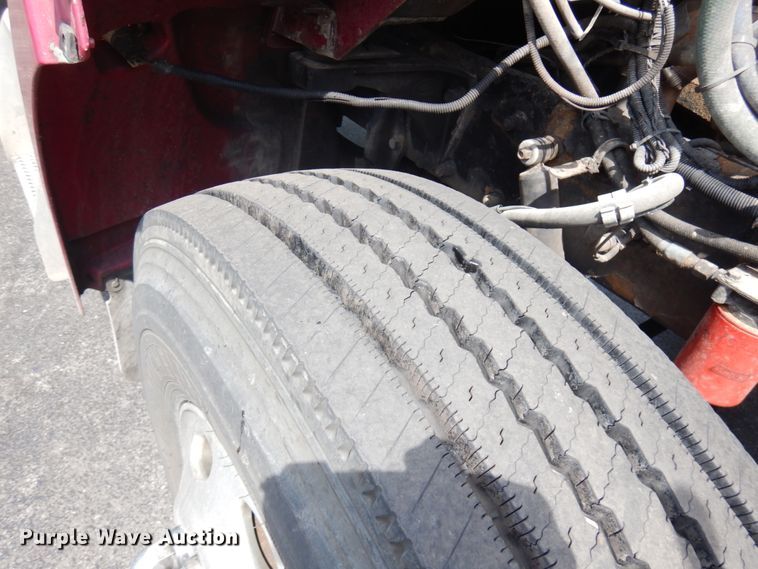 image for item IT9435 2006 Peterbilt 335  box truck