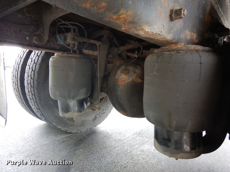 image for item IT9435 2006 Peterbilt 335  box truck