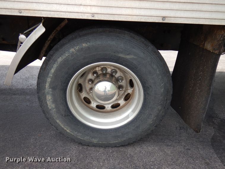 image for item IT9435 2006 Peterbilt 335  box truck