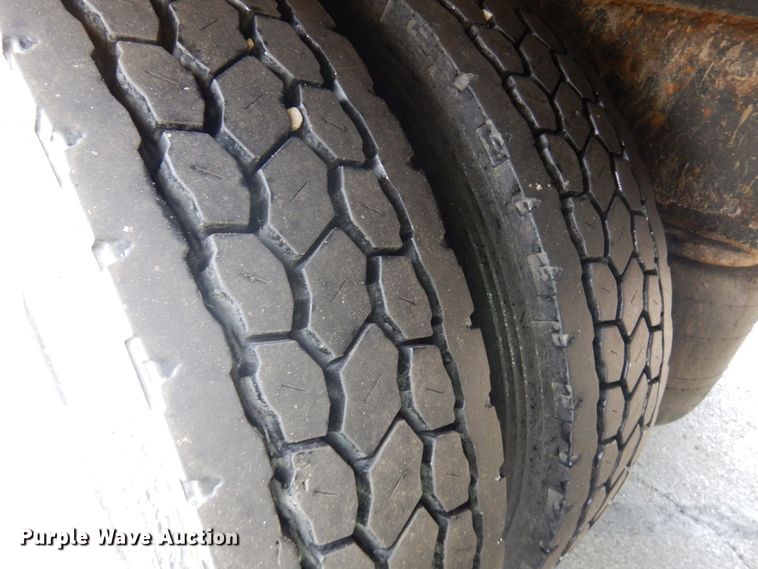 image for item IT9435 2006 Peterbilt 335  box truck