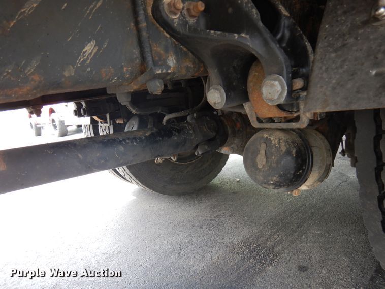 image for item IT9435 2006 Peterbilt 335  box truck