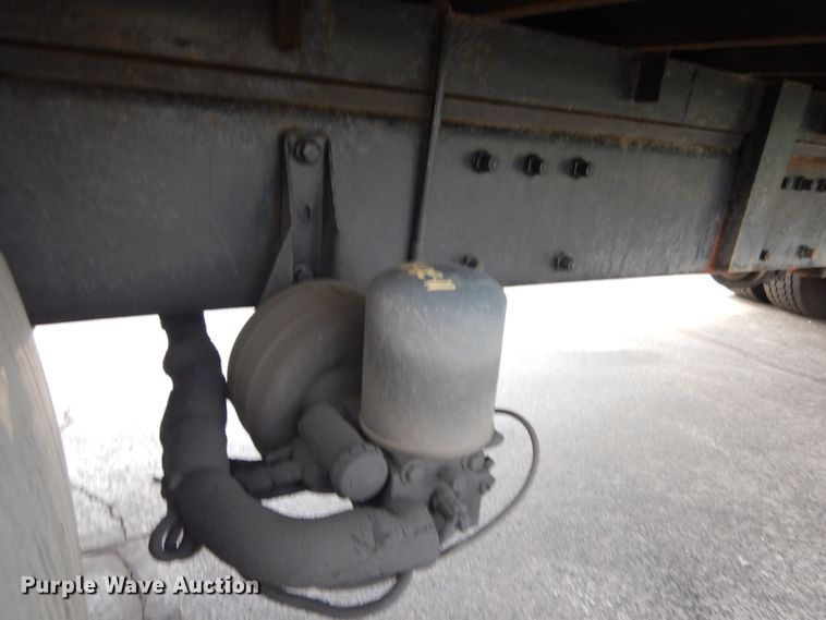 image for item IT9436 2006 Peterbilt 335  box truck