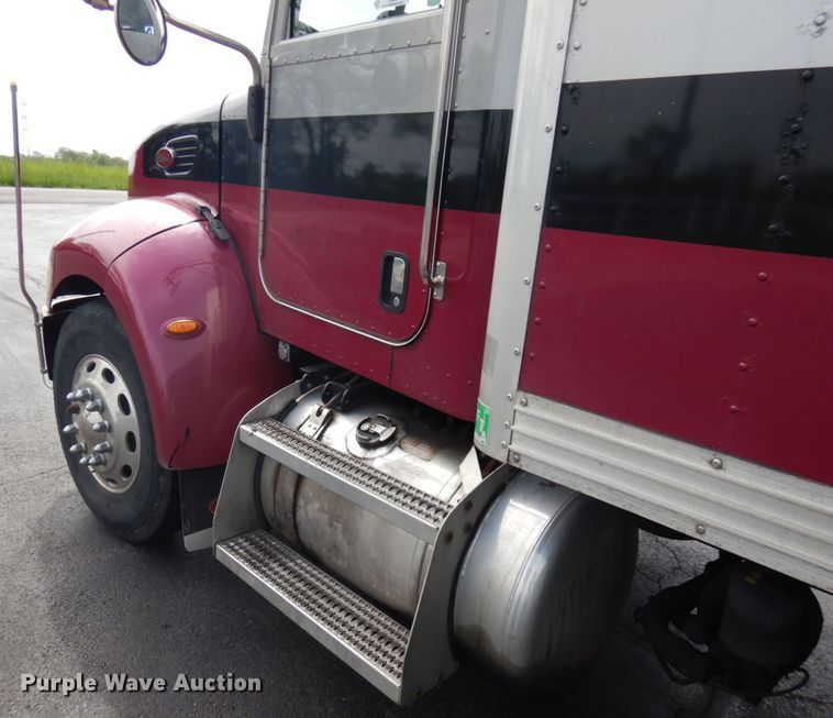 image for item IT9436 2006 Peterbilt 335  box truck