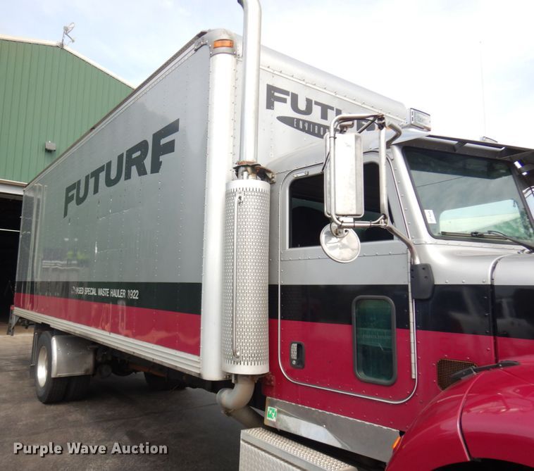 image for item IT9436 2006 Peterbilt 335  box truck