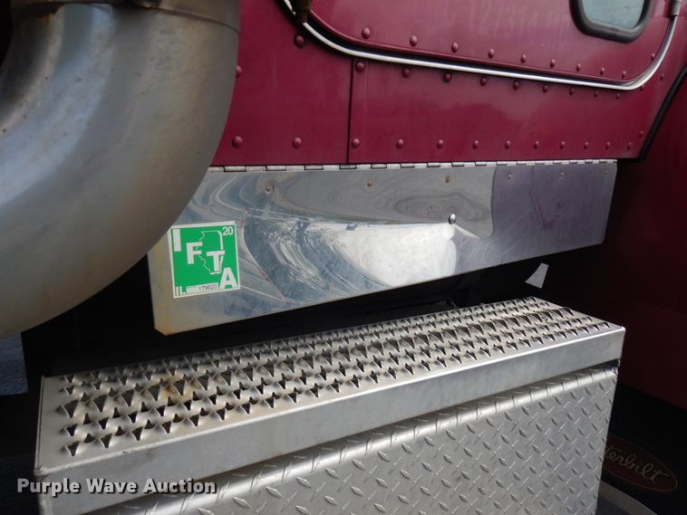 image for item IT9436 2006 Peterbilt 335  box truck