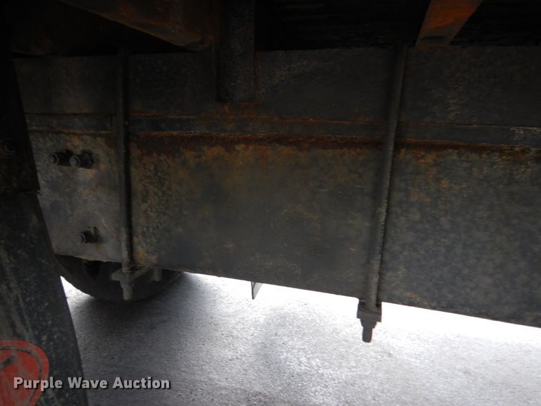 image for item IT9436 2006 Peterbilt 335  box truck