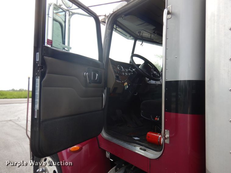 image for item IT9436 2006 Peterbilt 335  box truck