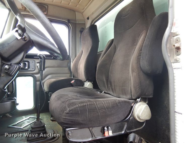 image for item IT9436 2006 Peterbilt 335  box truck