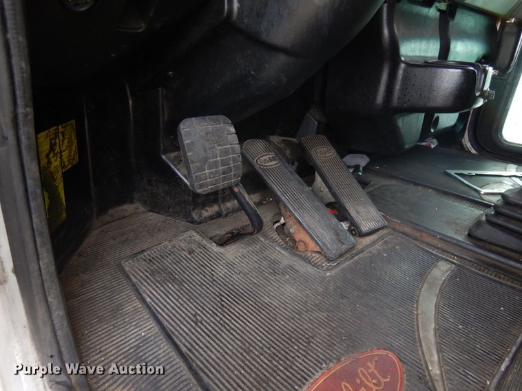 image for item IT9436 2006 Peterbilt 335  box truck