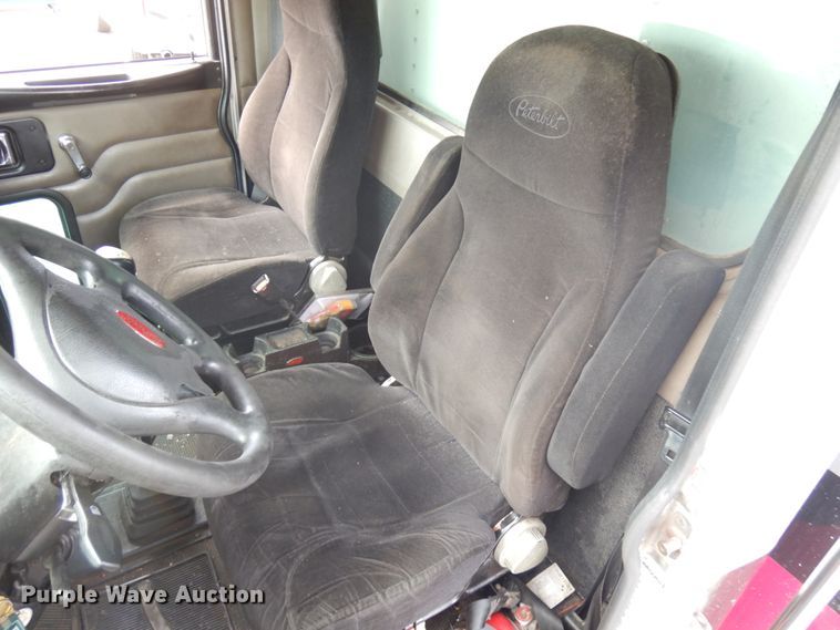 image for item IT9436 2006 Peterbilt 335  box truck