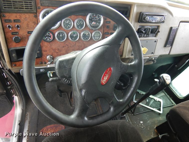 image for item IT9436 2006 Peterbilt 335  box truck