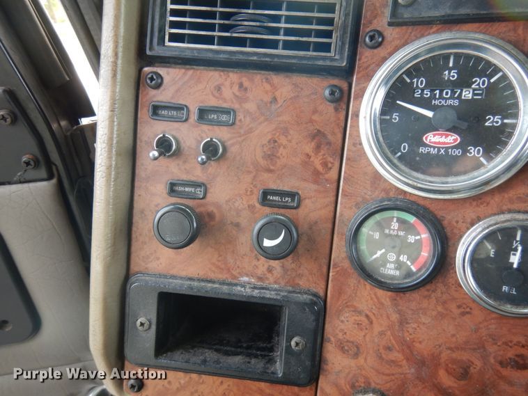 image for item IT9436 2006 Peterbilt 335  box truck