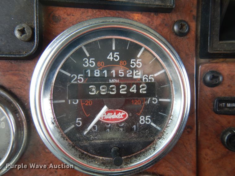 image for item IT9436 2006 Peterbilt 335  box truck