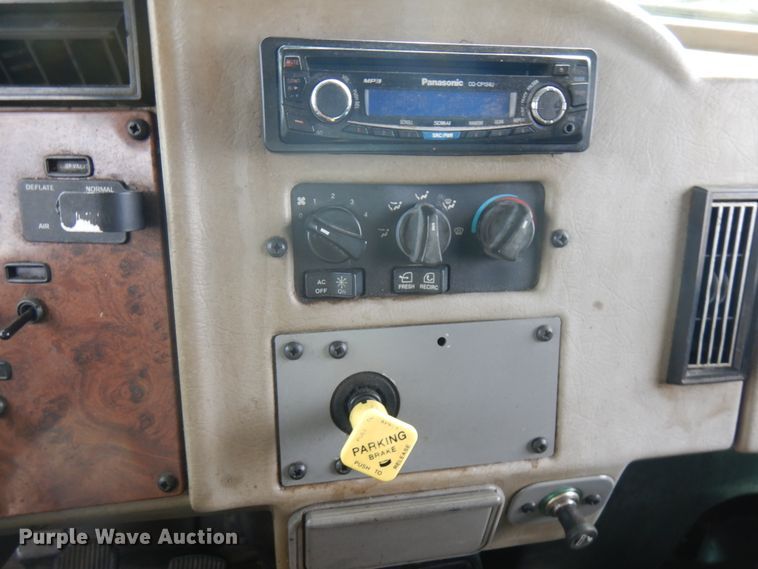 image for item IT9436 2006 Peterbilt 335  box truck