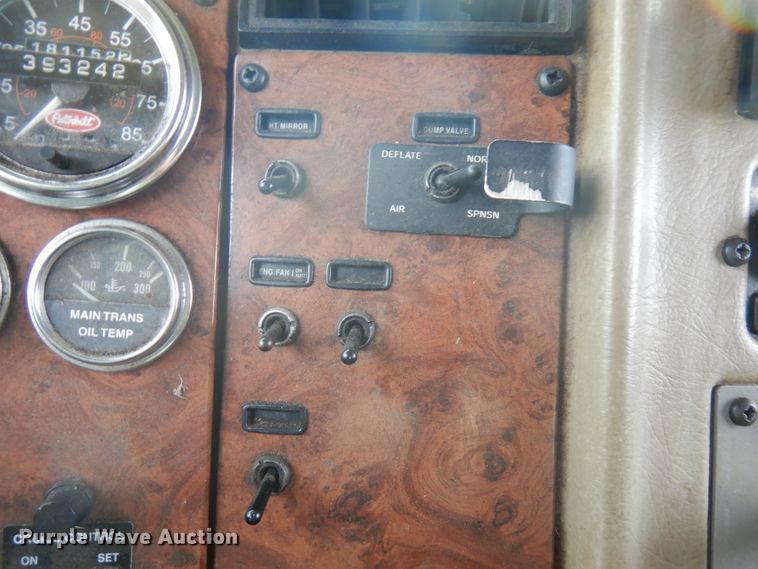 image for item IT9436 2006 Peterbilt 335  box truck