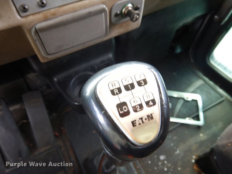 image for item IT9436 2006 Peterbilt 335  box truck