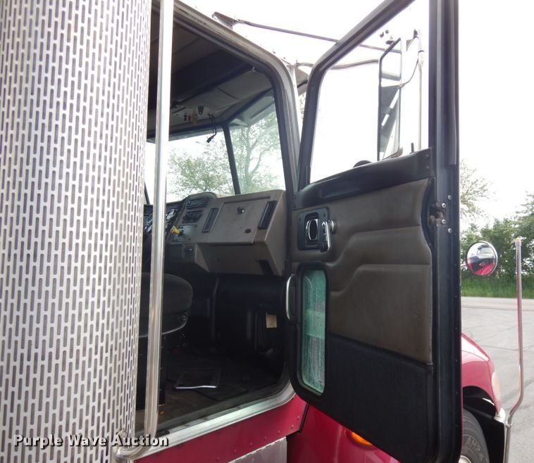 image for item IT9436 2006 Peterbilt 335  box truck