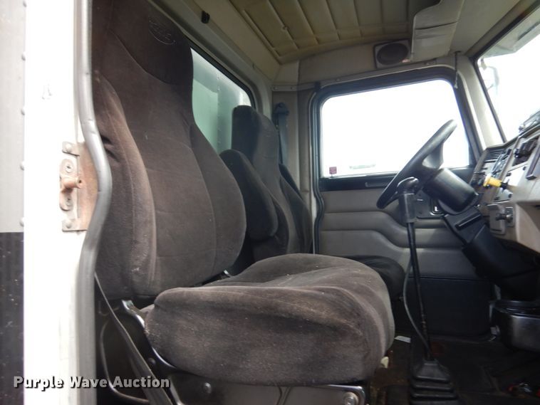 image for item IT9436 2006 Peterbilt 335  box truck