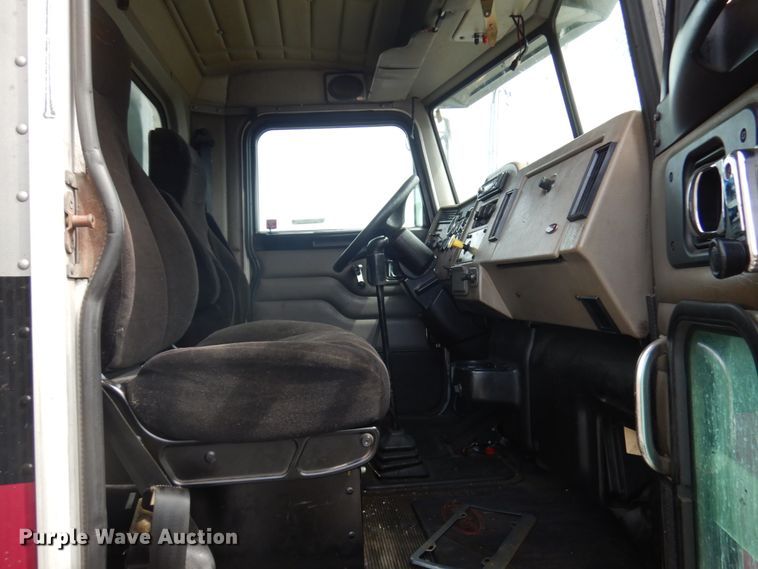 image for item IT9436 2006 Peterbilt 335  box truck