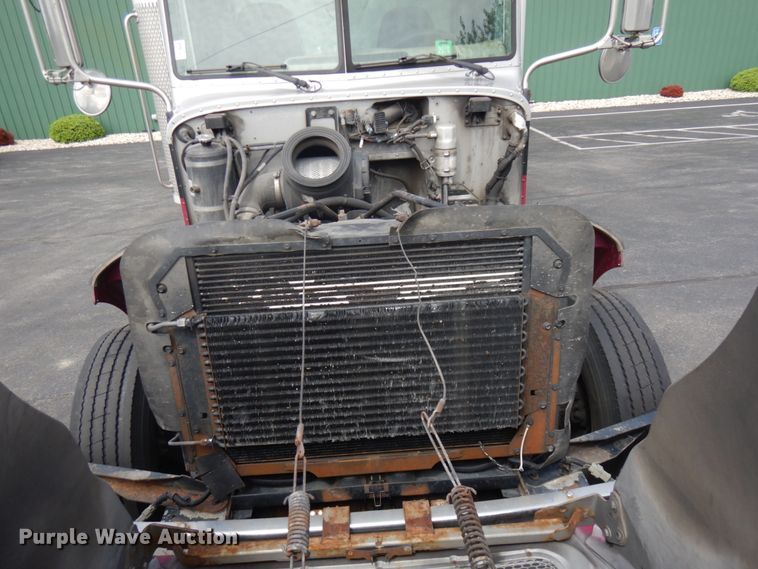 image for item IT9436 2006 Peterbilt 335  box truck