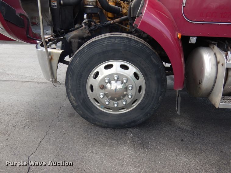 image for item IT9436 2006 Peterbilt 335  box truck