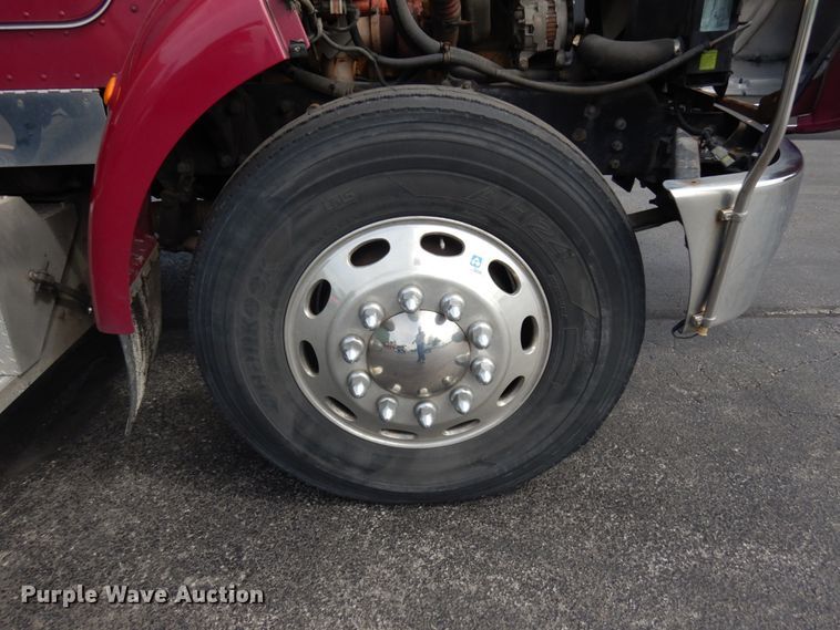 image for item IT9436 2006 Peterbilt 335  box truck