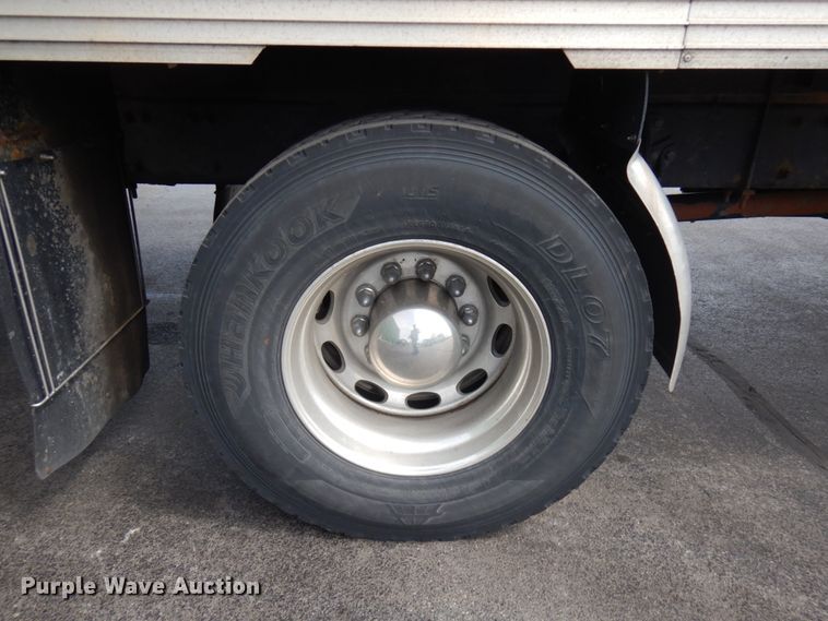 image for item IT9436 2006 Peterbilt 335  box truck