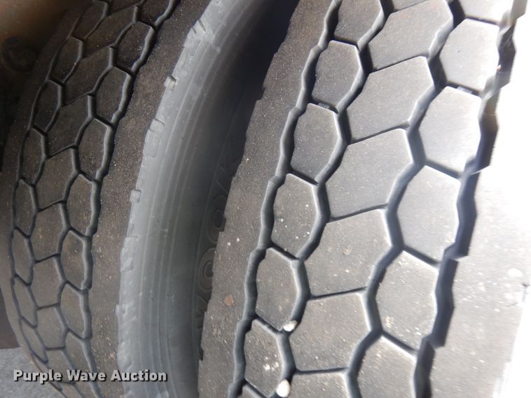 image for item IT9436 2006 Peterbilt 335  box truck