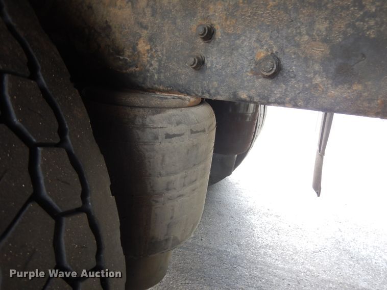 image for item IT9436 2006 Peterbilt 335  box truck