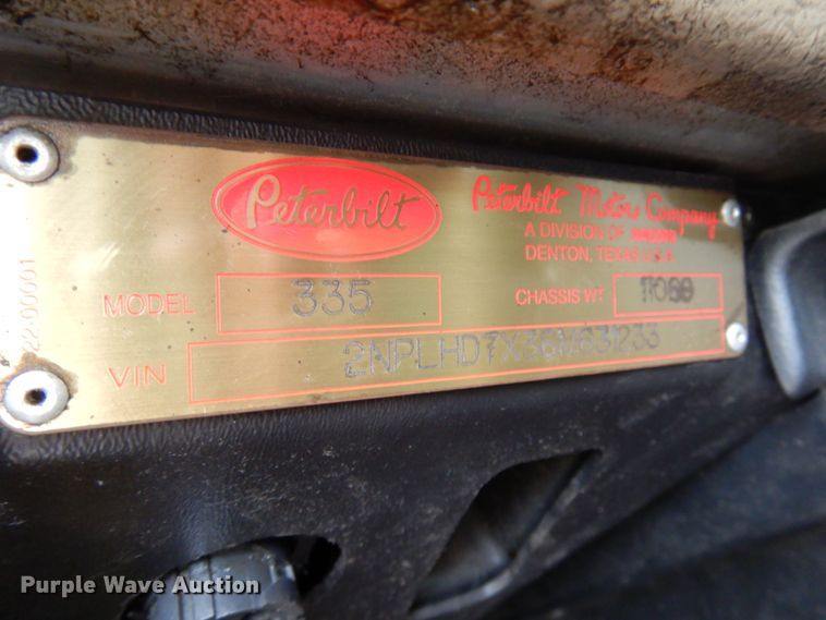 image for item IT9436 2006 Peterbilt 335  box truck