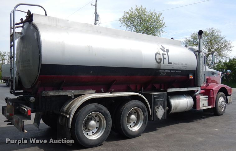 image for item IT9437 1992 Peterbilt 377  fuel truck