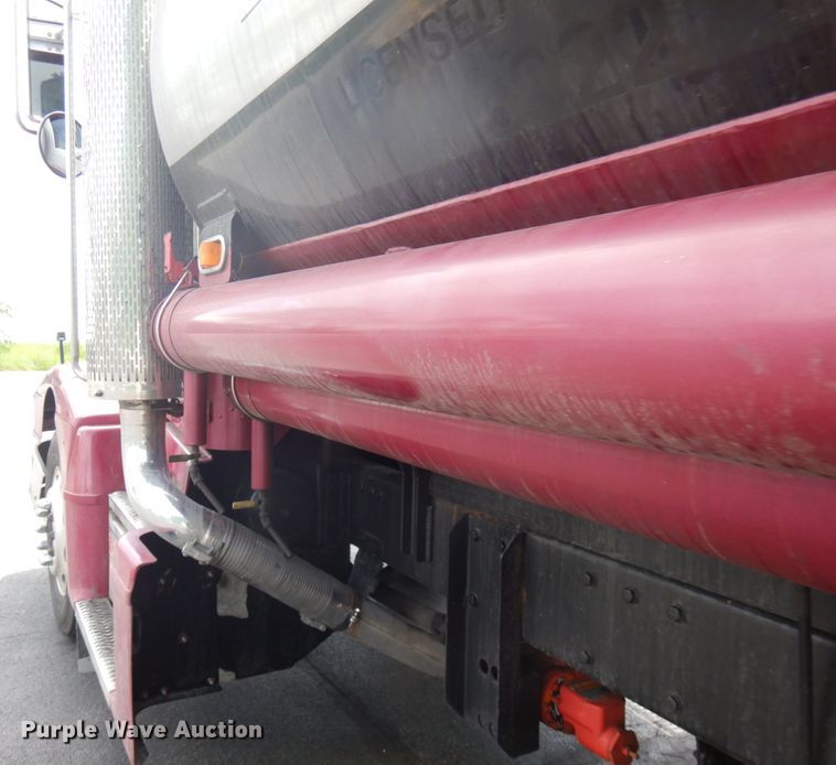 image for item IT9437 1992 Peterbilt 377  fuel truck