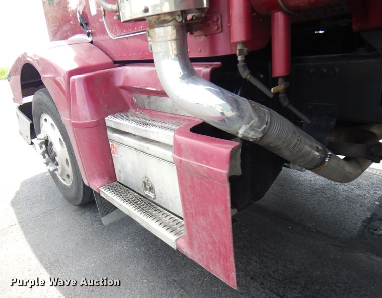 image for item IT9437 1992 Peterbilt 377  fuel truck