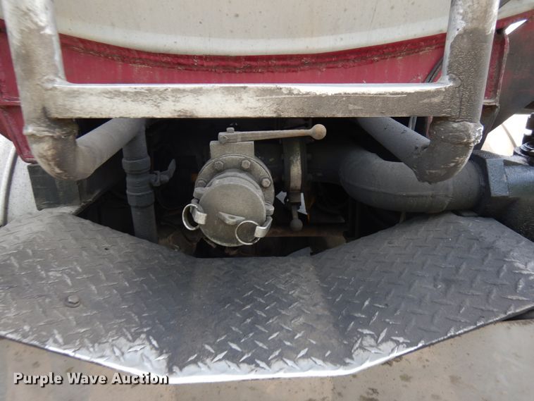 image for item IT9437 1992 Peterbilt 377  fuel truck