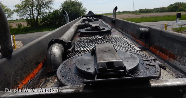 image for item IT9437 1992 Peterbilt 377  fuel truck