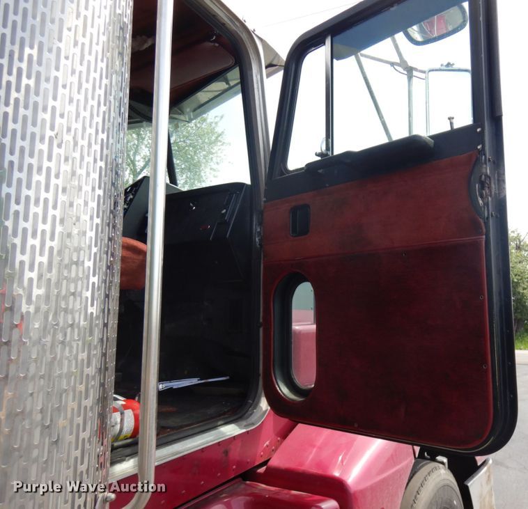 image for item IT9437 1992 Peterbilt 377  fuel truck